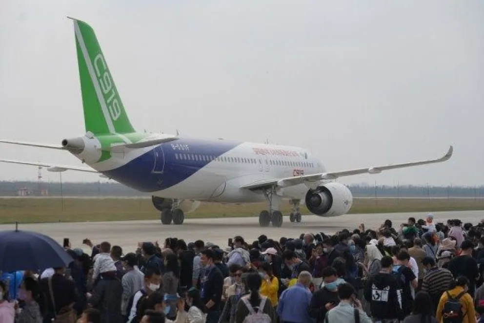 El primer avión C919 de pasajeros chino completa con éxito su primer vuelo de prueba