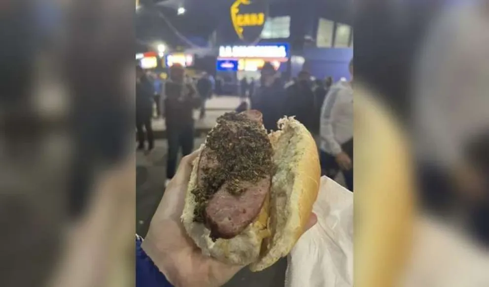 Increíble: un turista se volvió viral por la fortuna que le cobraron por un choripán