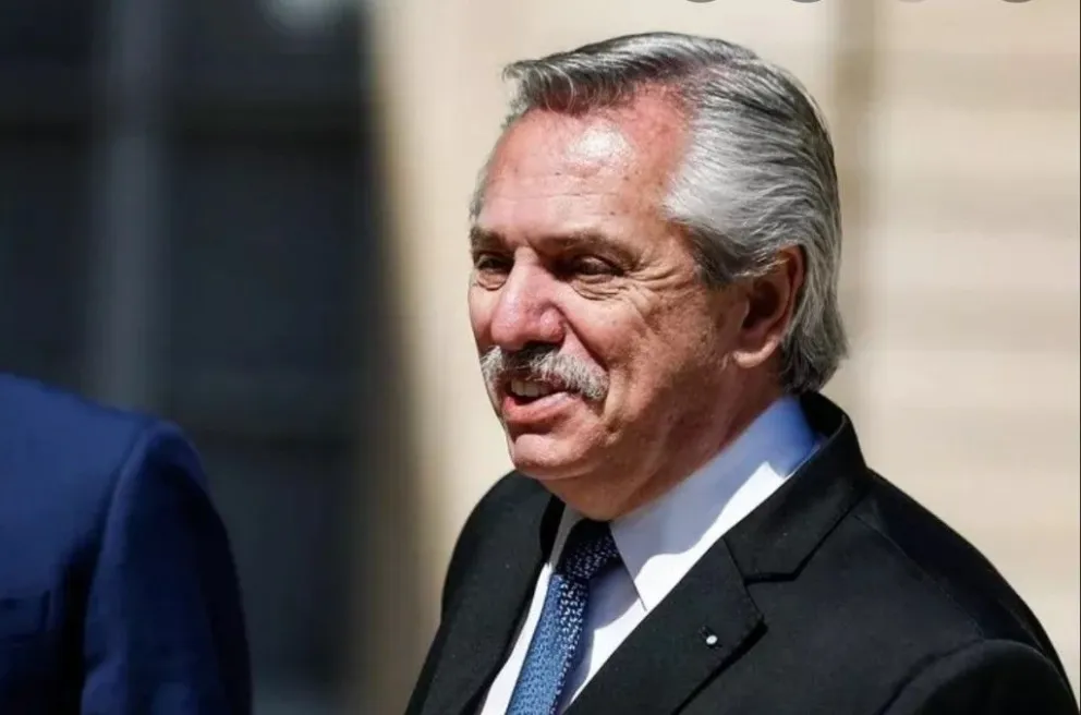 El Presidente regresó al país tras una gira europea en la que endureció su postura