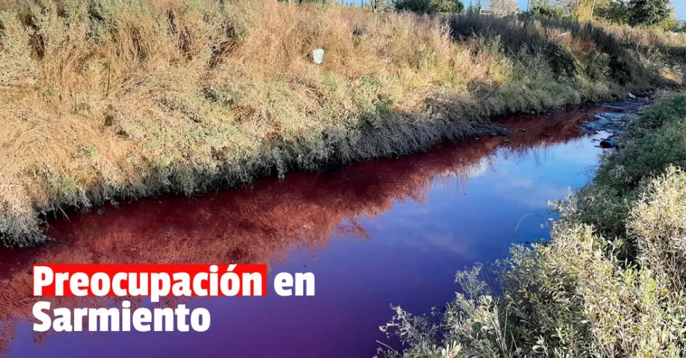 El agua de un cauce de Media Agua se tiñó de rojo