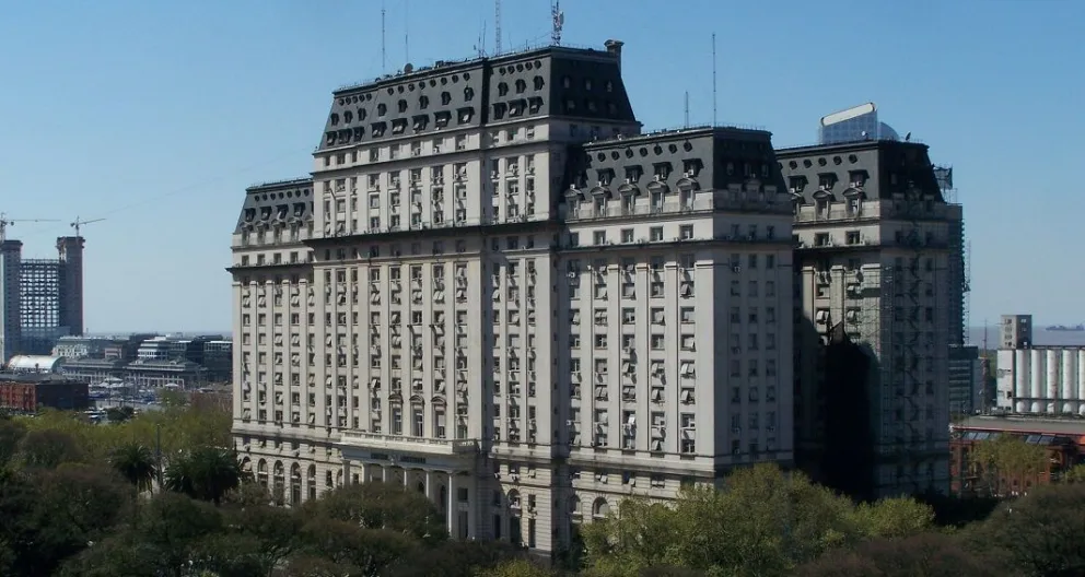 Operativo en el Ministerio de Defensa que involucra a las tierras que debe entregar el Ejército