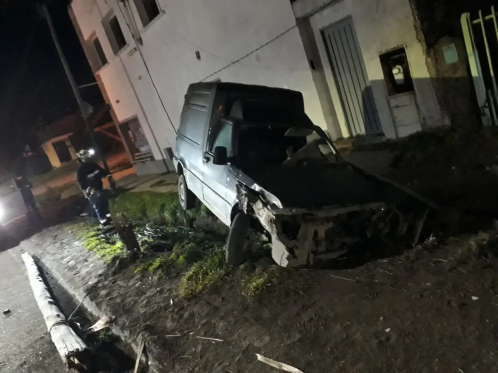 Derrapó, arrancó por completo un poste de luz y terminó dentro de una zanja