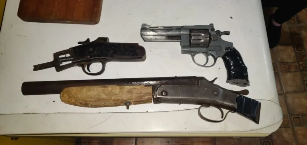 Preocupante: un hombre fue al domicilio de su expareja armado con una escopeta y dos pistolas