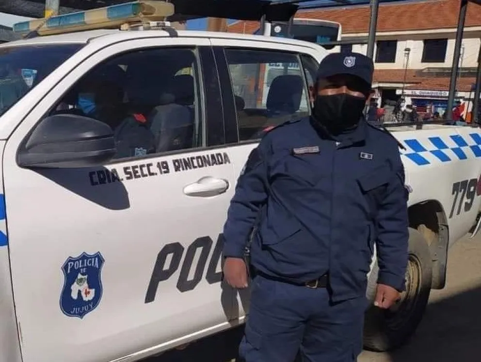 Policía honesto: encontró 50 mil pesos en una mochila y los devolvió