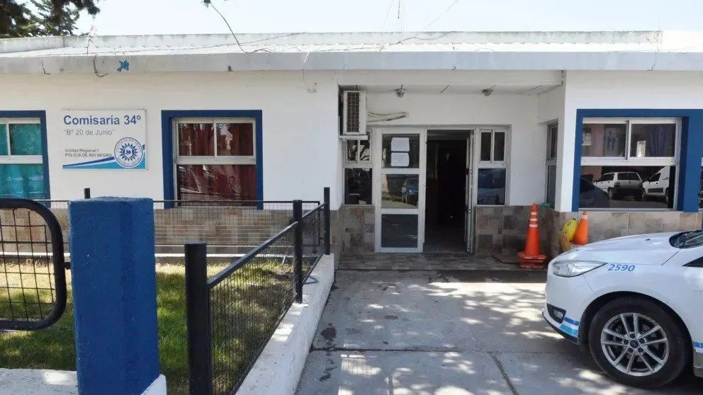 Policías salvaron a un joven en la plaza del 20 de Junio