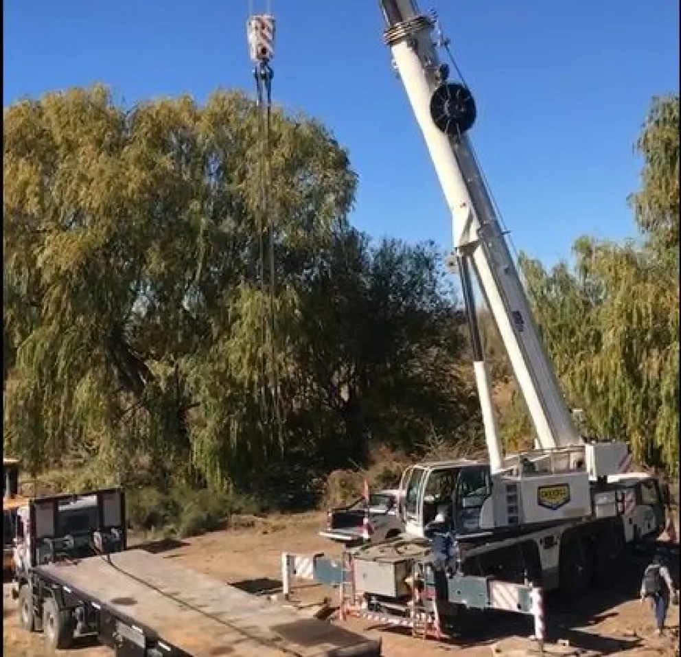 Gran operativo para rescatar el camión que cayó al río Neuquén