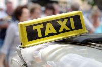 Taxista pegó el Curriculum de su hija en el carro y logró que le llovieran ofertas de trabajo