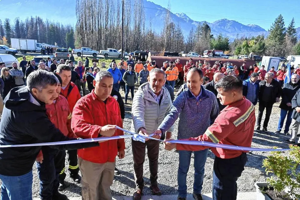 Arcioni inauguró la base de la Brigada de Incendios de Las Golondrinas, arrasado por el incendio forestal en 2021