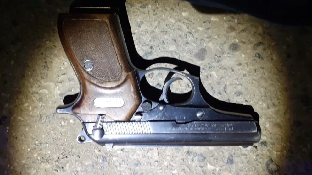 Los persiguieron, atraparon y uno de ellos portaba un arma