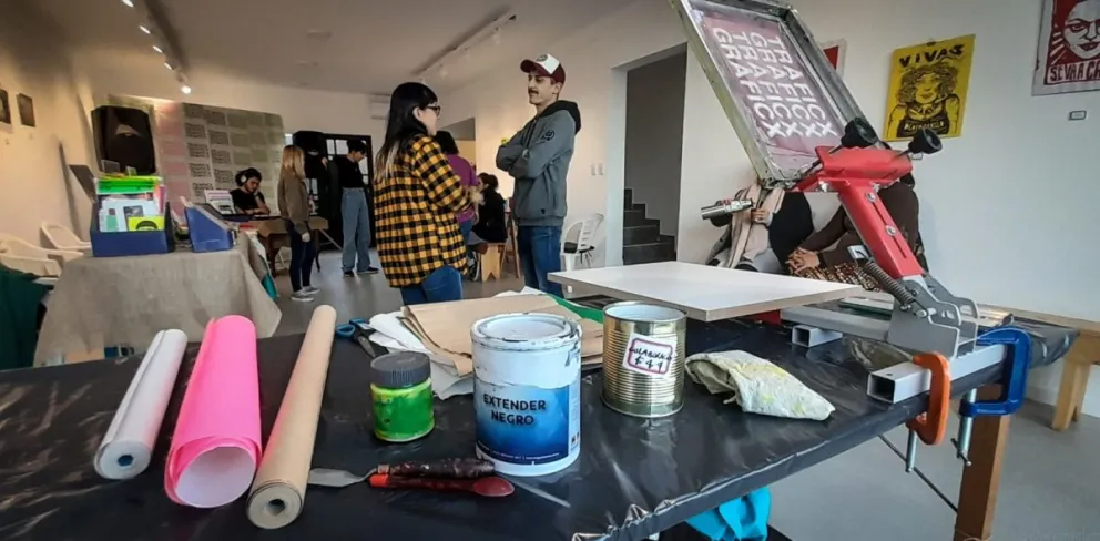 Exitosa feria de arte gráfico en la costanera norte de Viedma