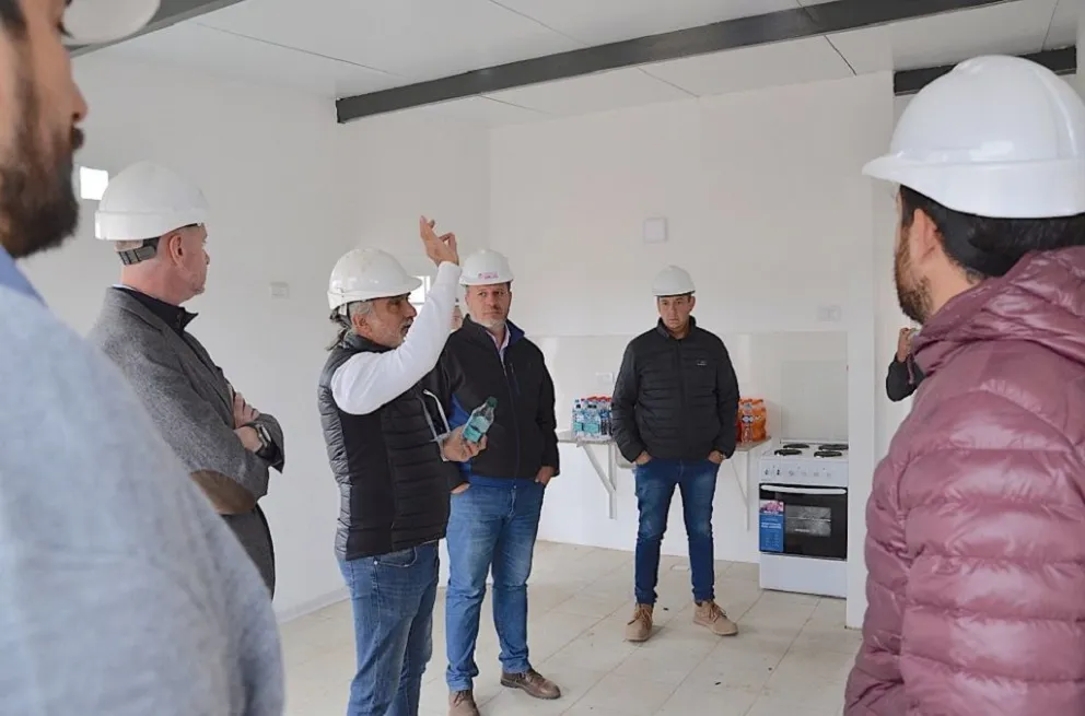 Funcionarios provinciales y nacionales recorrieron las viviendas que se construyen en la provincia