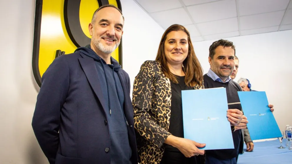 Doñate firmó el convenio de la obra de gas para 200 familias de Cervantes y entregó maquinaria
