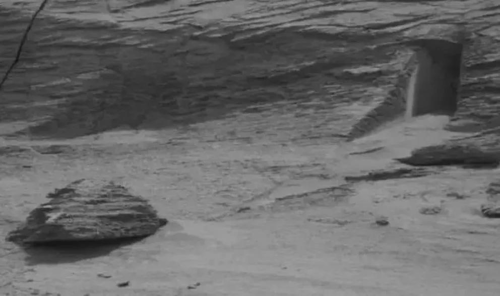 ¿Una puerta en Marte? La misteriosa imagen que compartió un robot de la NASA
