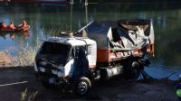 Mediante un mega operativo, sacaron el camión del río Neuquén