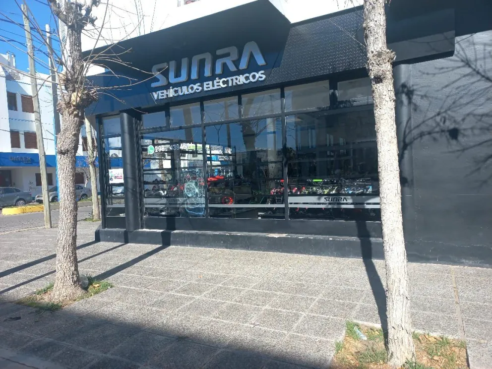 ¿Intento de robo o simple vandalismo?: rompieron la vidriera de un local céntrico