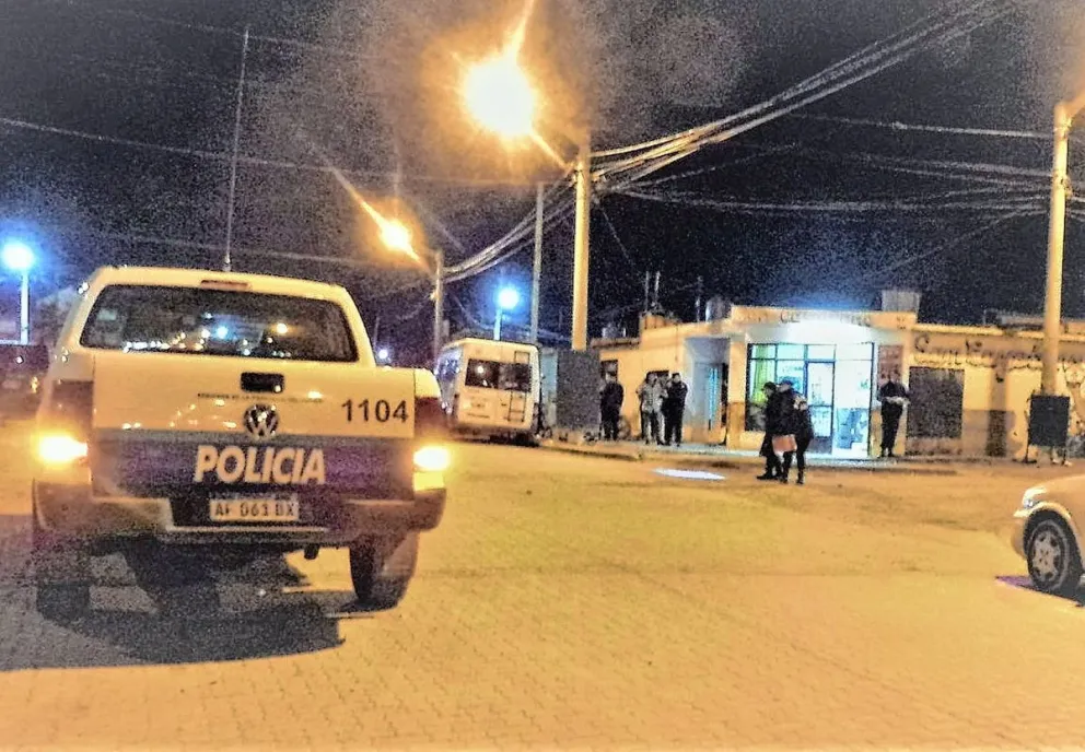 Atacan a balazos a dos hermanos afuera de  un almacén: uno murió y el otro estaba grave