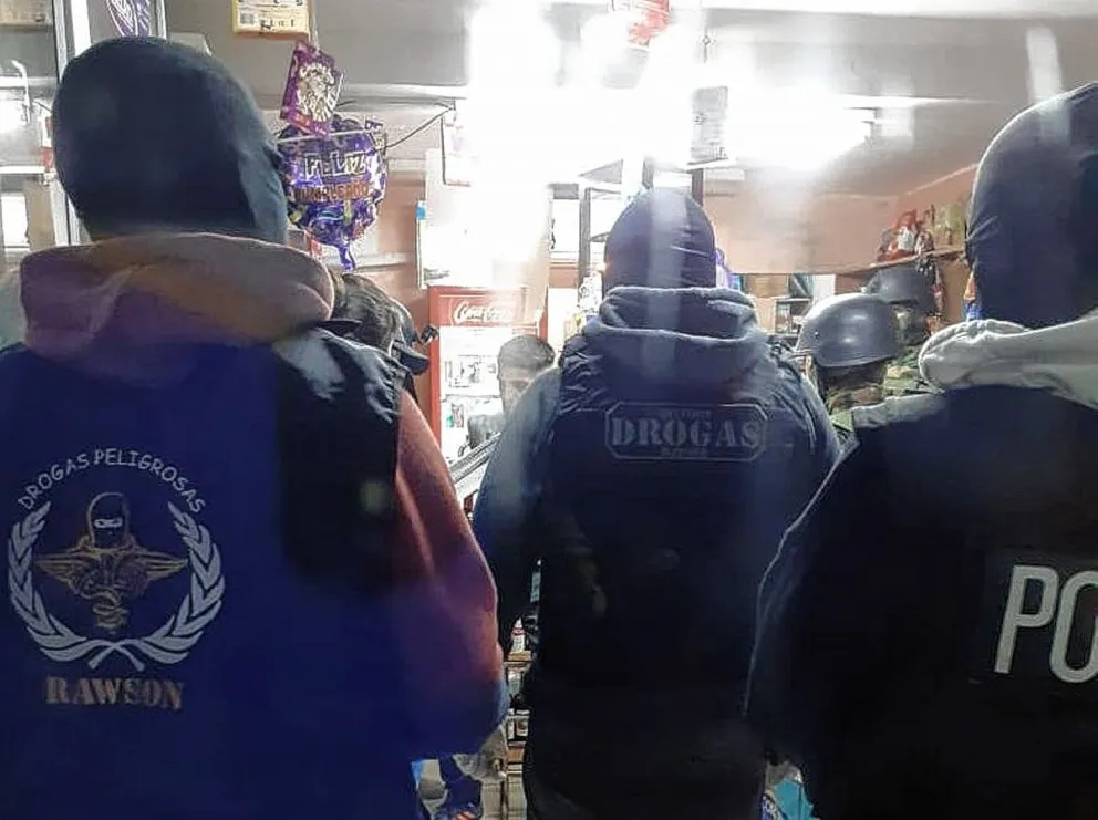 Allanan y le secuestran drogas a “dealer” que en Rawson  vendía marihuana y cocaína en el kiosco donde trabajaba