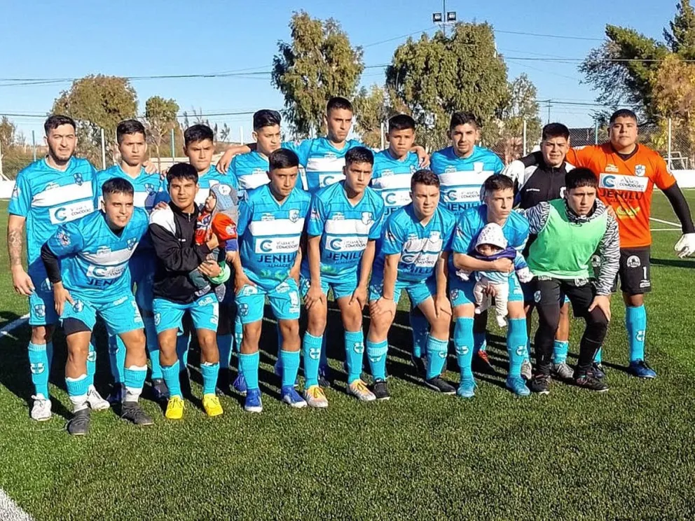 Caleta Córdova jugó en cancha nueva