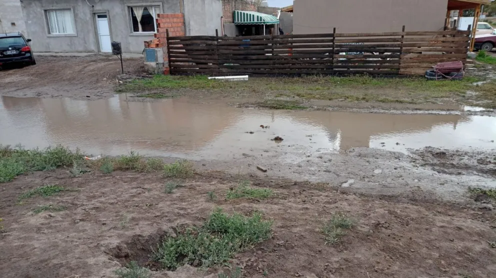 Vecinos enojados en el barrio Jardín II: una máquina rompió un caño y quedaron casas bajo agua
