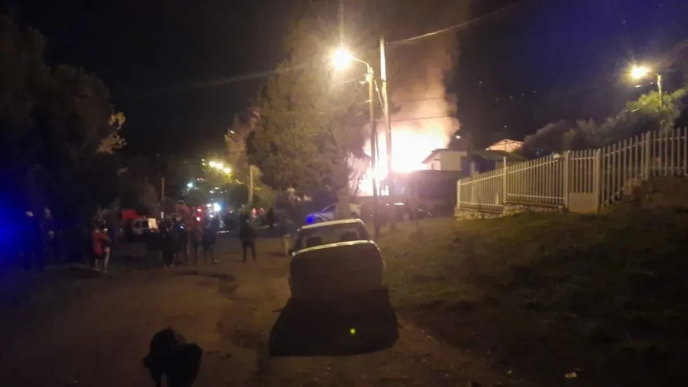 Voraz incendio en una vivienda de Virgen Misionera