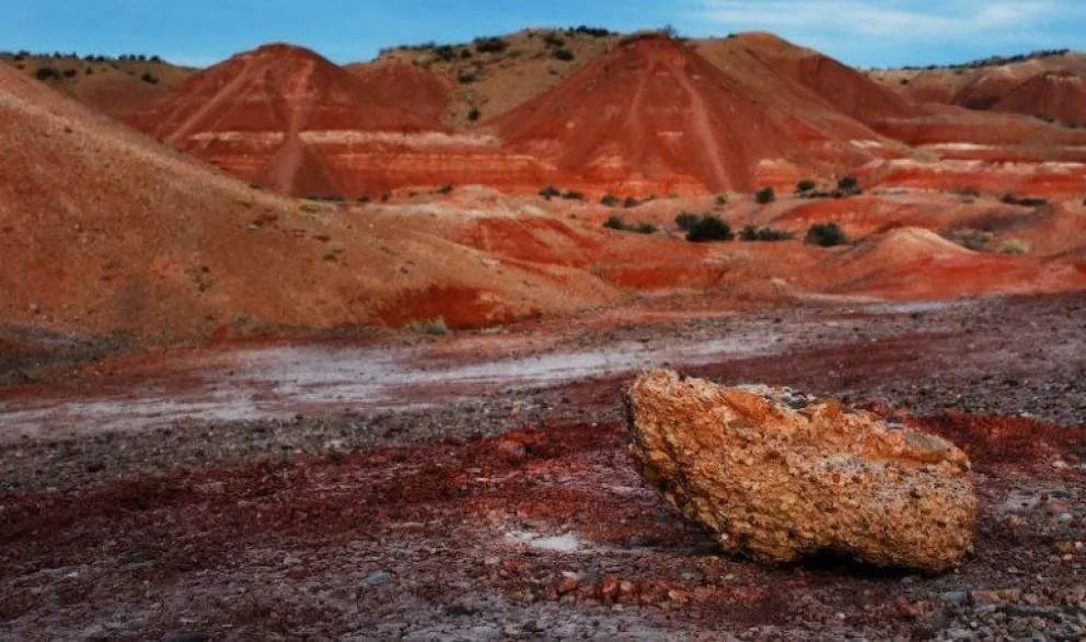La pareja de turistas había ingresado a recorrer los caminos cercanos al Valle de la Luna Rojo cuando el auto quedó encajado en la arena. Foto: archivo