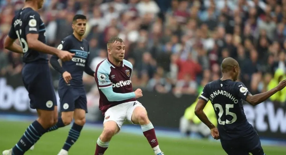 El Manchester City empató y la Premier League tendrá un final apasionante con el Dibu Martínez como protagonista