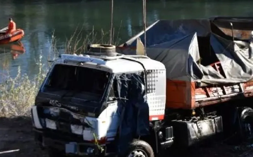 Mediante un mega operativo, sacaron el camión del río Neuquén