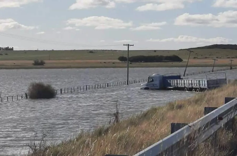 Perdió el control del camión y terminó en la laguna de La Querencia 