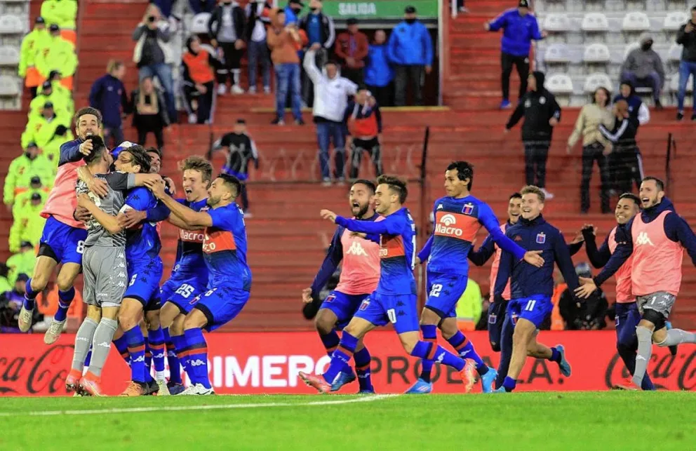 A Tigre le costó frente a un Argentinos con diez, pero lo eliminó por penales y jugará la final con Boca