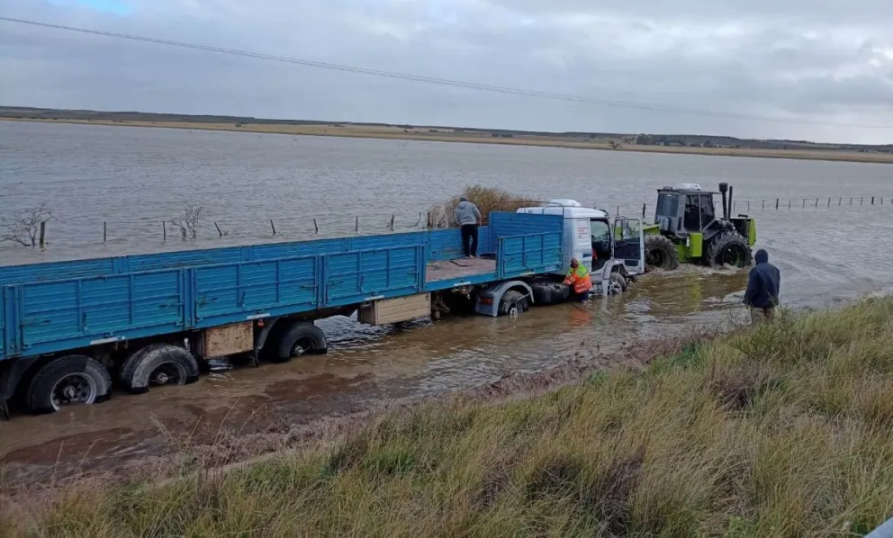 Despistó en la zona de La Querencia, terminó en el agua, pero nunca abandonó el camión