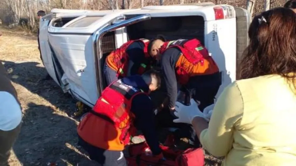 Ruta 151: Volcó una Toyota Hilux a la altura del puente