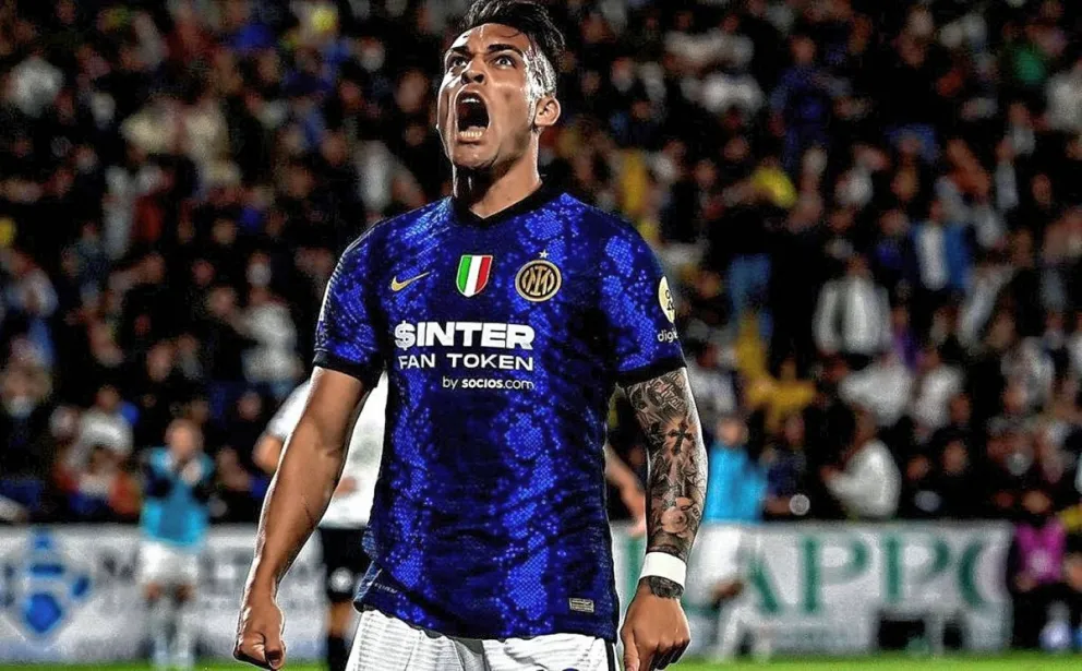 Doblete de Lautaro Martínez dejó al Inter con alguna chance de arrebatarle el título al Milan