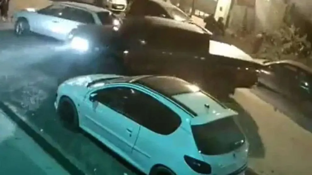 Increíble: protagonizó una pelea, lo echaron del boliche y chocó su camioneta contra el local