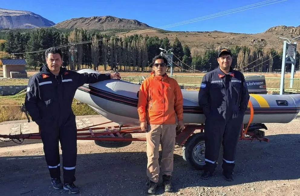 Vecinos de Esquel donaron una embarcación para Bomberos Voluntarios de Sarmiento