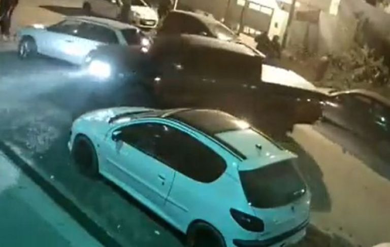Un hombre estrelló su camioneta contra el frente de un local bailable