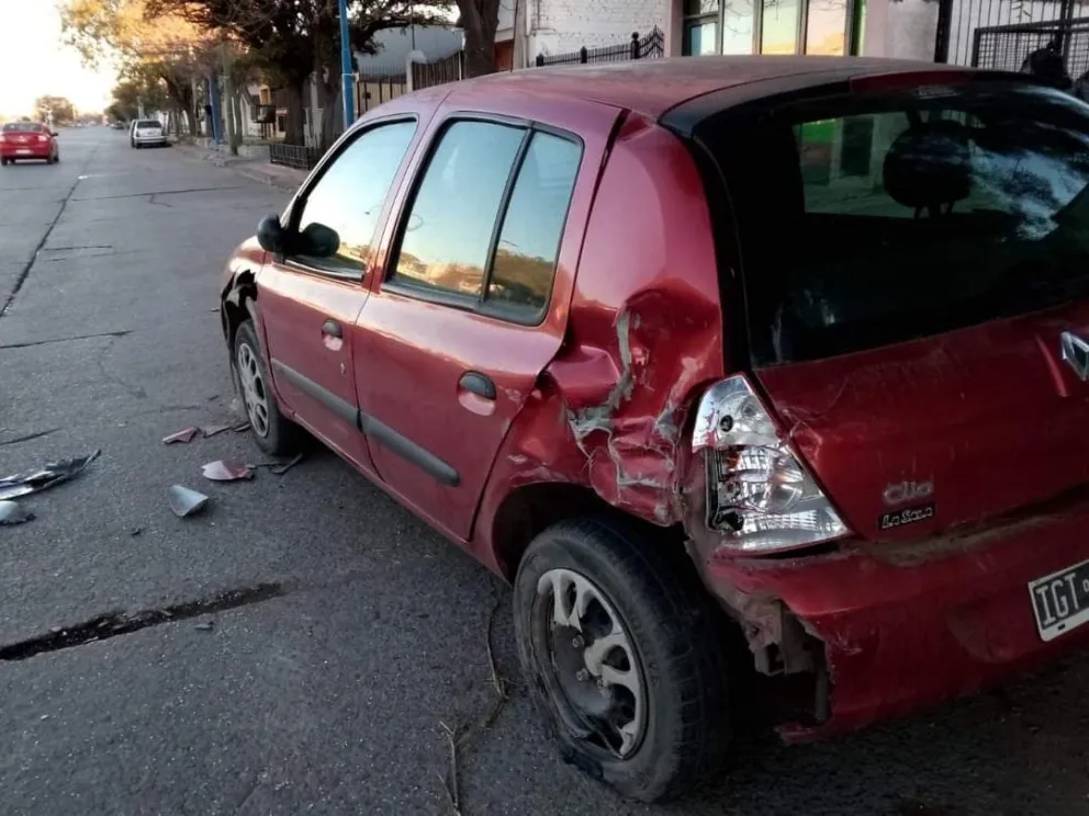 Le chocaron el auto estacionado y huyeron: ahora pide información para dar con el infractor