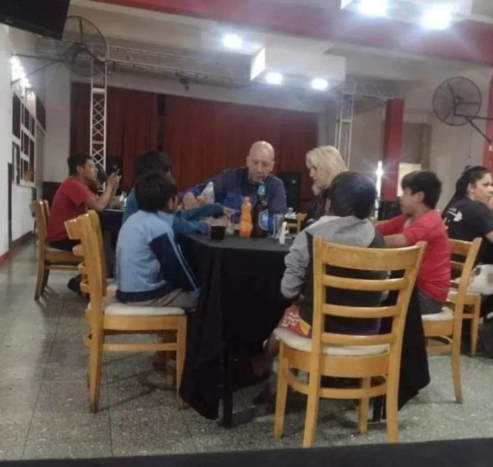La otra cara de Salta: una pareja le alegró el día a dos niños
