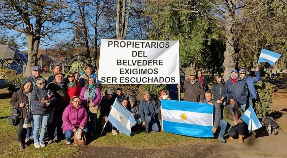 Familias “perjudicadas por el avance Mapuche en el Belvedere” se manifestaron en la plaza Los Pioneros