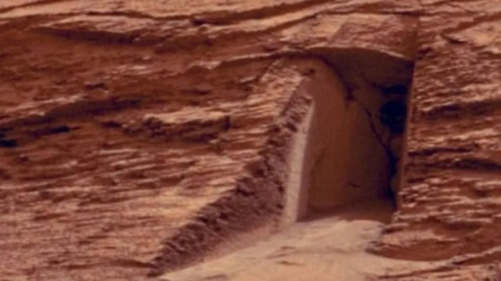 Un robot de la NASA fotografío una misteriosa puerta en Marte