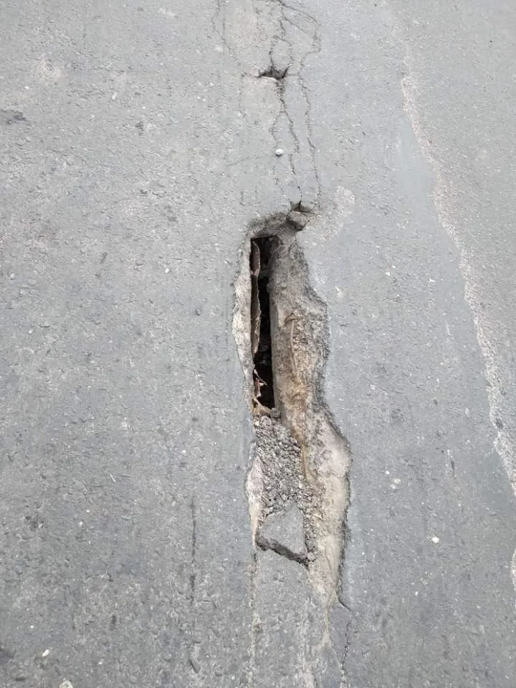 Casi no la cuenta: salteña reclama  el terrible estado de las calles