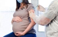 Nuevo estudio indica que vacunar a embarazadas contra el COVID reduce el riesgo de mortalidad fetal