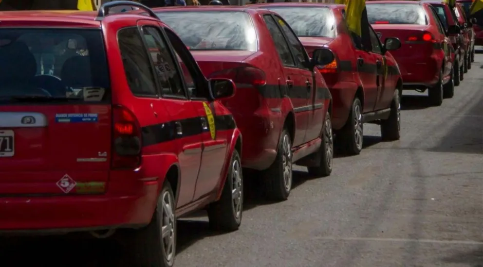 Aumentos: Desde hoy viajar en taxis y remises será mucho más caro