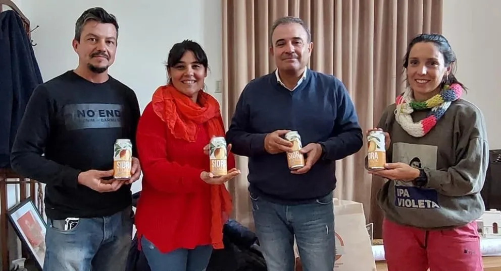 Emprendedores viedmenses lanzarán al mercado sidra de durazno 