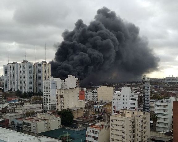 Impactante incendio en Dock Sud: al menos 30 trabajadores rescatados y tres fábricas destruidas