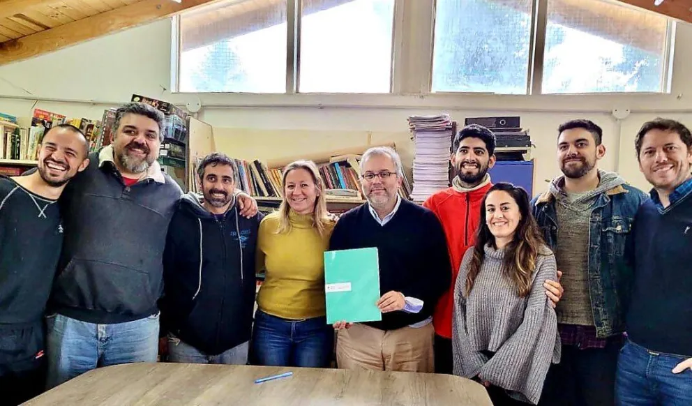 Firman convenio para llevar a la montaña a jóvenes y niños de los barrios de Bariloche