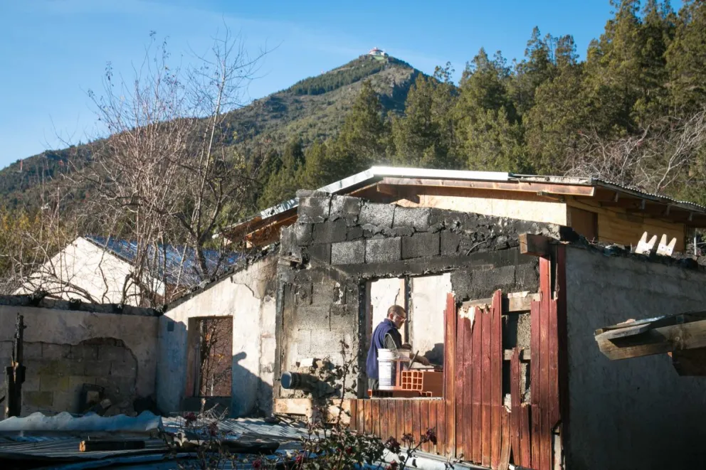 Hace una semana se les incendiaba su vivienda, ayer se les inundó 