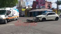 Violento choque en Rivadavia y Gorriti dejó un motociclista hospitalizado