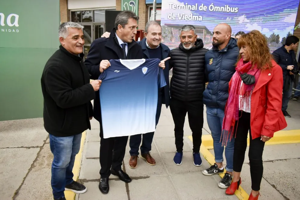 Massa rompió el protocolo y pidió una camiseta de Sol de Mayo como obsequio