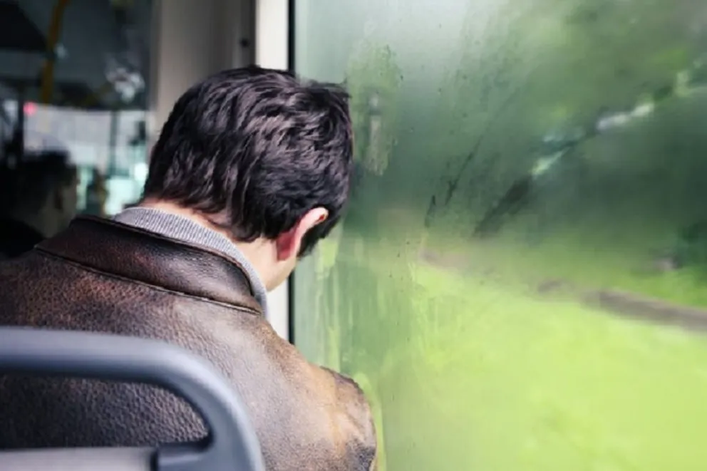 ¡Una pesadilla! Esto pasa si te quedas dormido en la última parada del colectivo