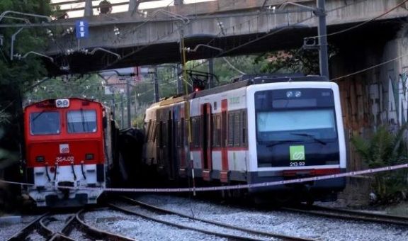Un muerto y más de 80 heridos en un choque de trenes en Cataluña